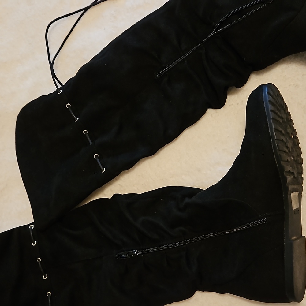 BOOTS - Picture 4 of 8